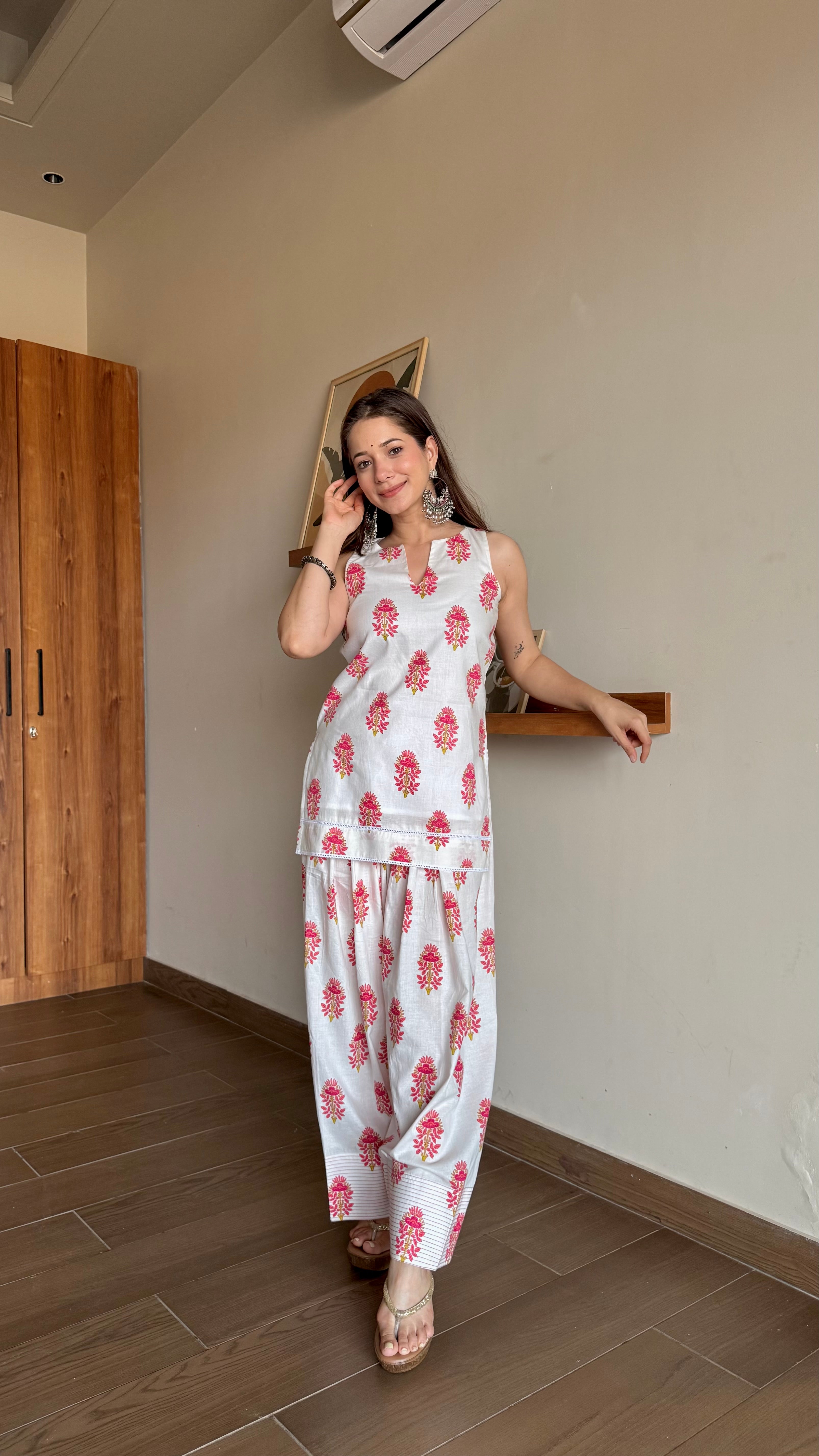Gulabi Phool Farshi salwar Kurta Set