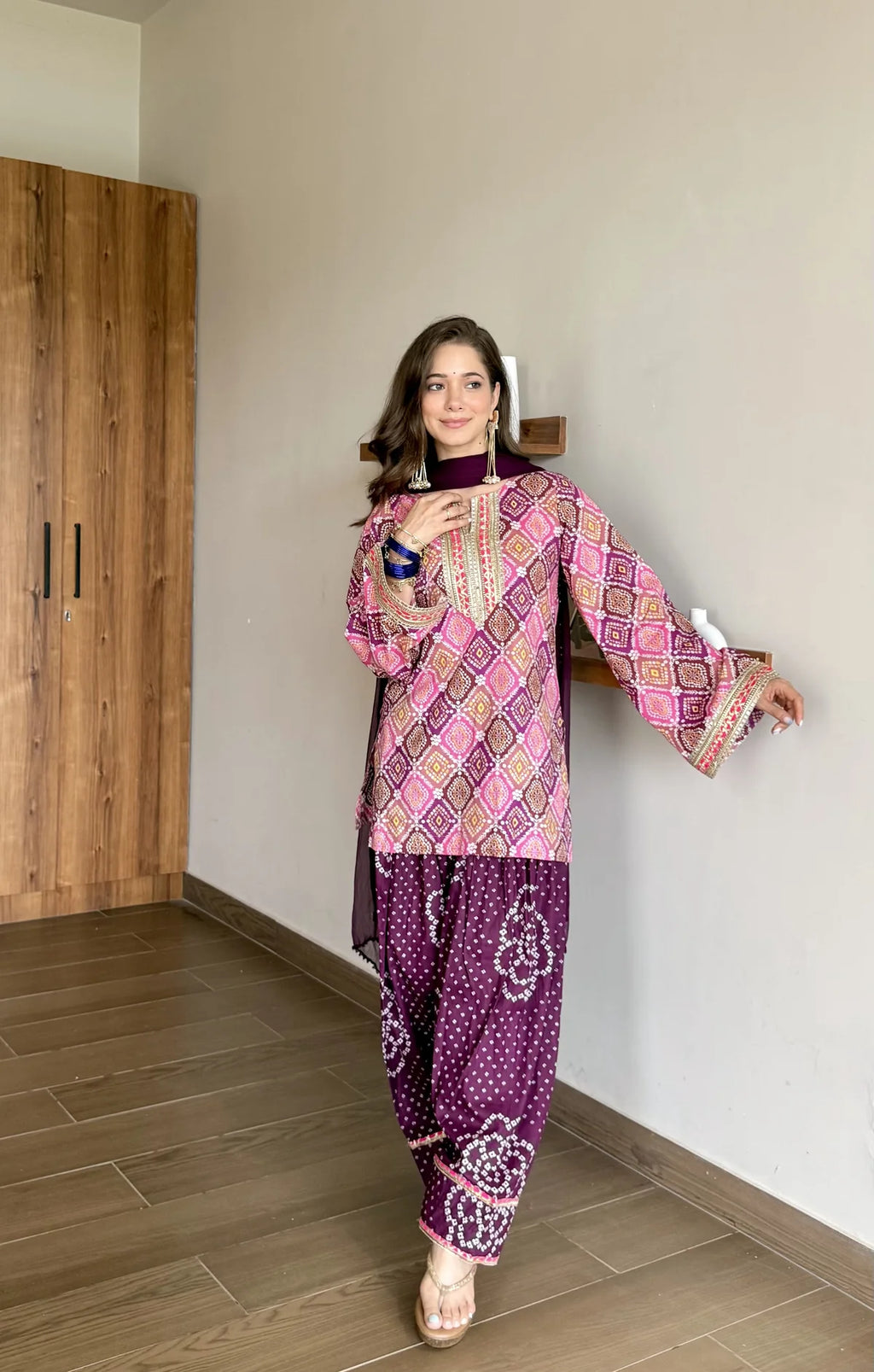 Gulabi‑Baingani Reshmi Andaaz