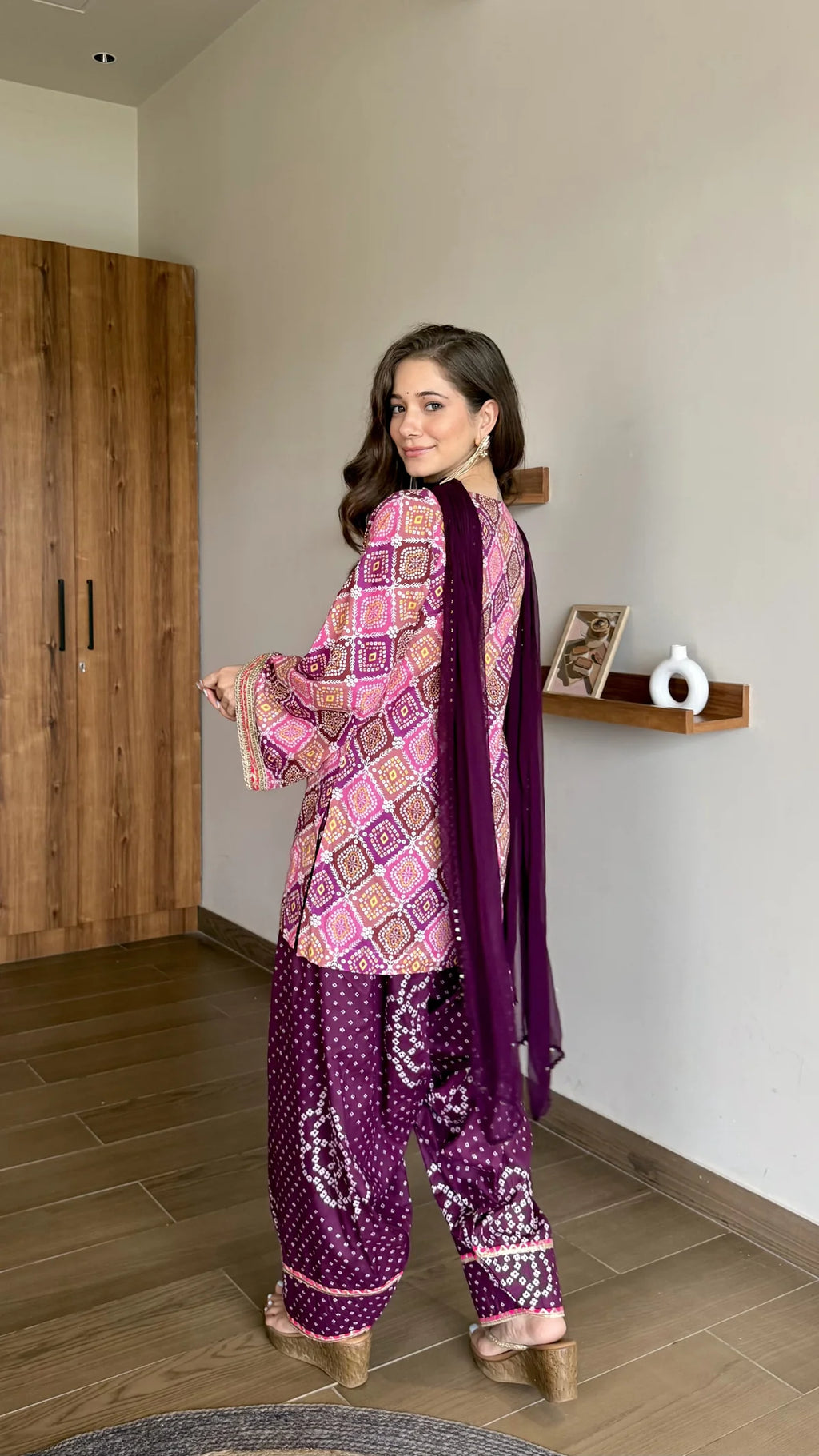 Gulabi‑Baingani Reshmi Andaaz